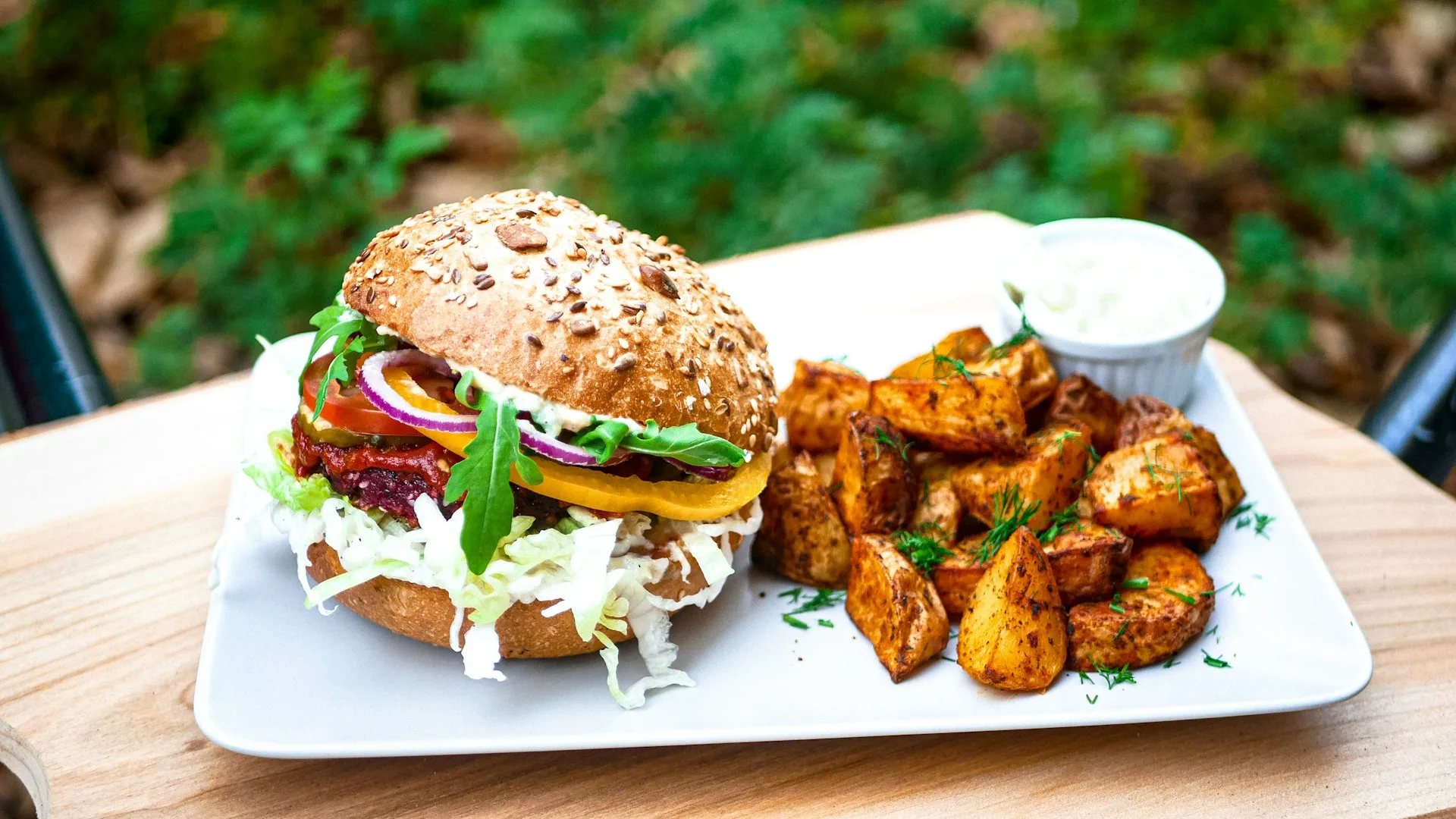 Burger z ciecierzycy. Kuchnia roślinna - proste przepisy.